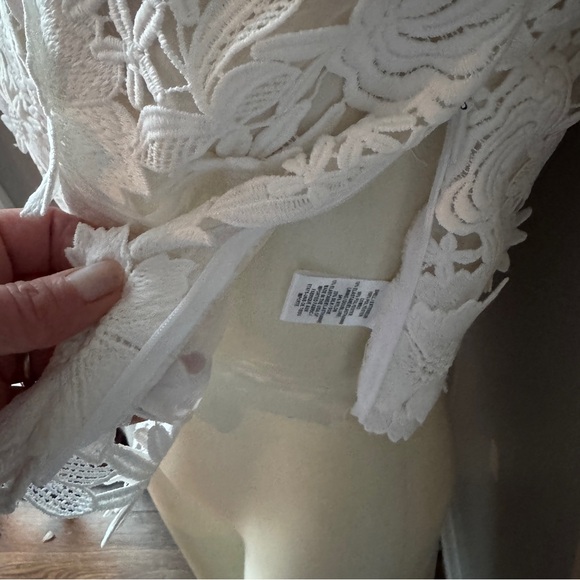 Milly 3D Floral Embroidered Camila crop top in white size 2 - Picture 6 of 13